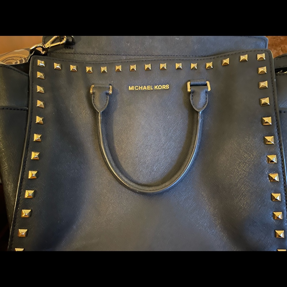 Authentic Michael kors bag in excellent condition.
